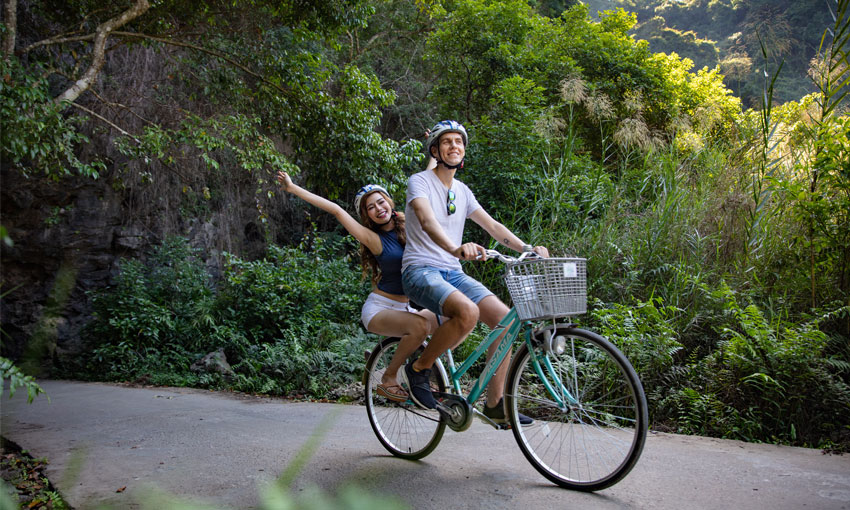 tourist cycling in cat ba island