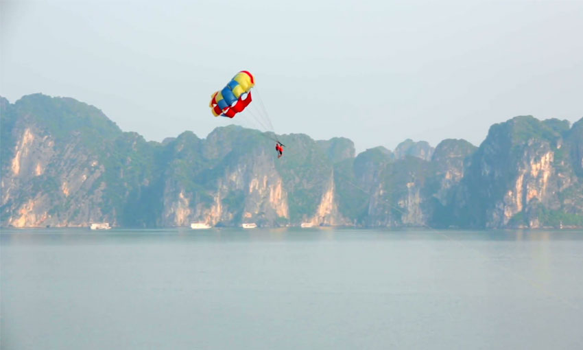 Fly with a canoe - Go Parasailing