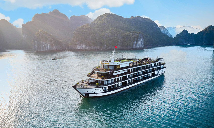 Rita Cruise in Halong Bay