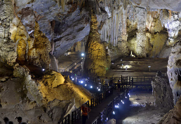 Overview Thien Cung Cave in Halong Bay